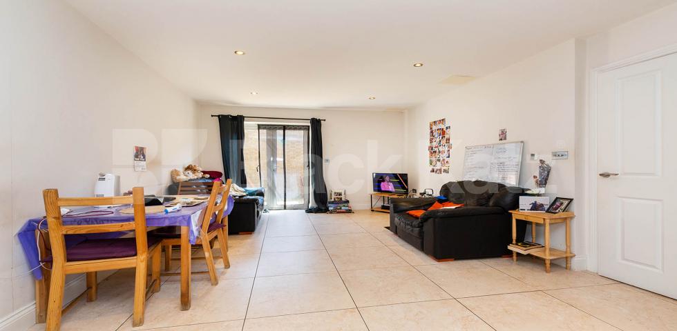 			3 Bedroom, 2 bath, 1 reception Apartment			 Huguenot Drive, Palmers Green
